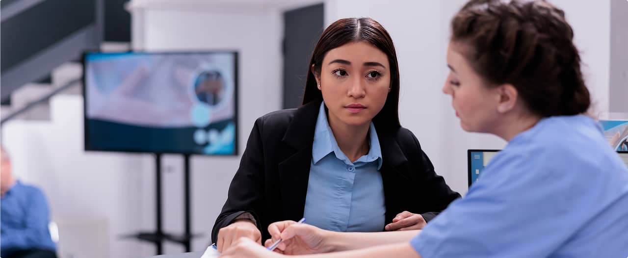 Paciente conversando com atendente de plano de saúde diante de negativa de exame ou tratamento médico